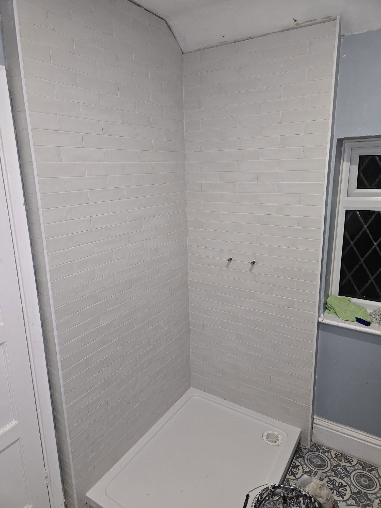 Walls done: Walls finished, tray in, ready for the enclosure.